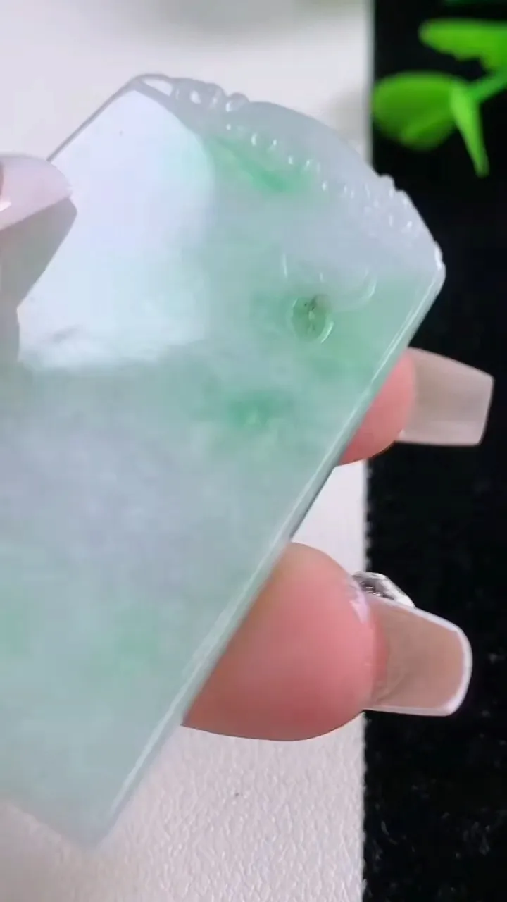 天然A货翡翠无事牌吊坠，尺寸53-35.5-4.5，重:24.29g
12月2日