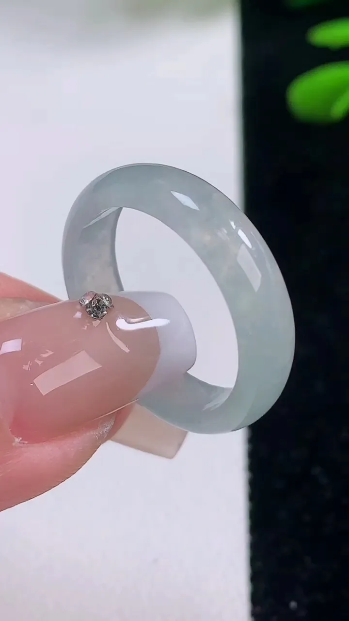 天然A货翡翠指环戒指，尺寸19.2-5-2.4，重量:2.83g2025年12月2日
工厂直销收藏佳