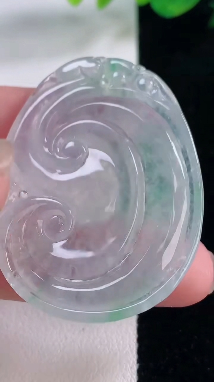 天然A货翡翠如意吊坠，尺寸47.3-35.8-4，重量:14.71g
12月2日