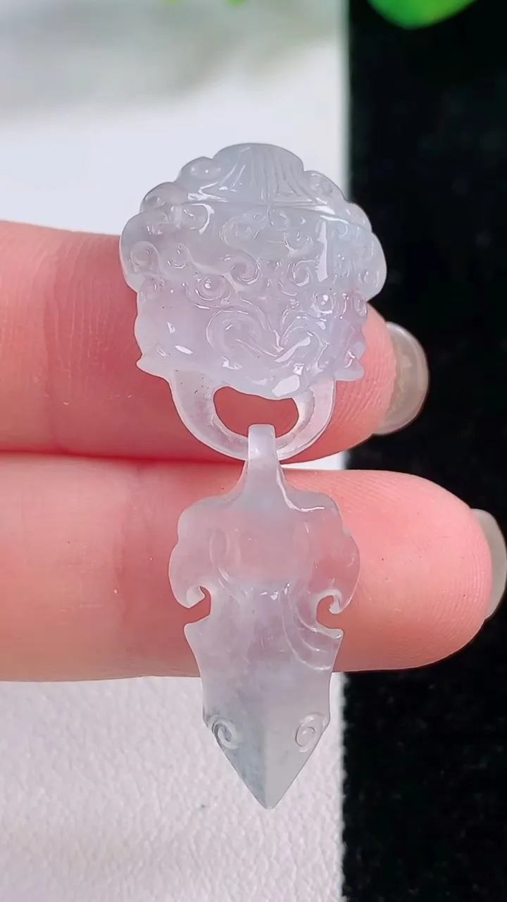 天然A货翡翠门扣，尺寸43-17.6-5.7，重量:5.36g
12月2日