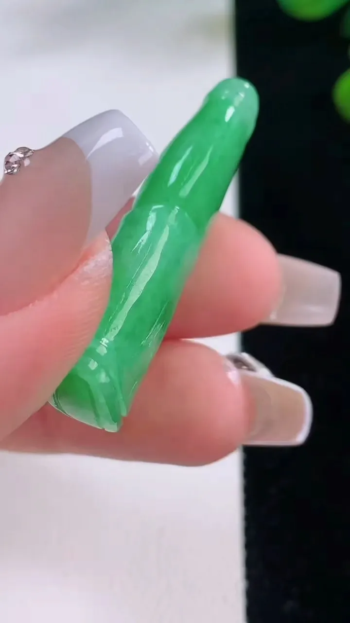 天然A货翡翠节节高升 竹节吊坠，尺寸36.6-17-7.9，重量:9.71g
12月2日