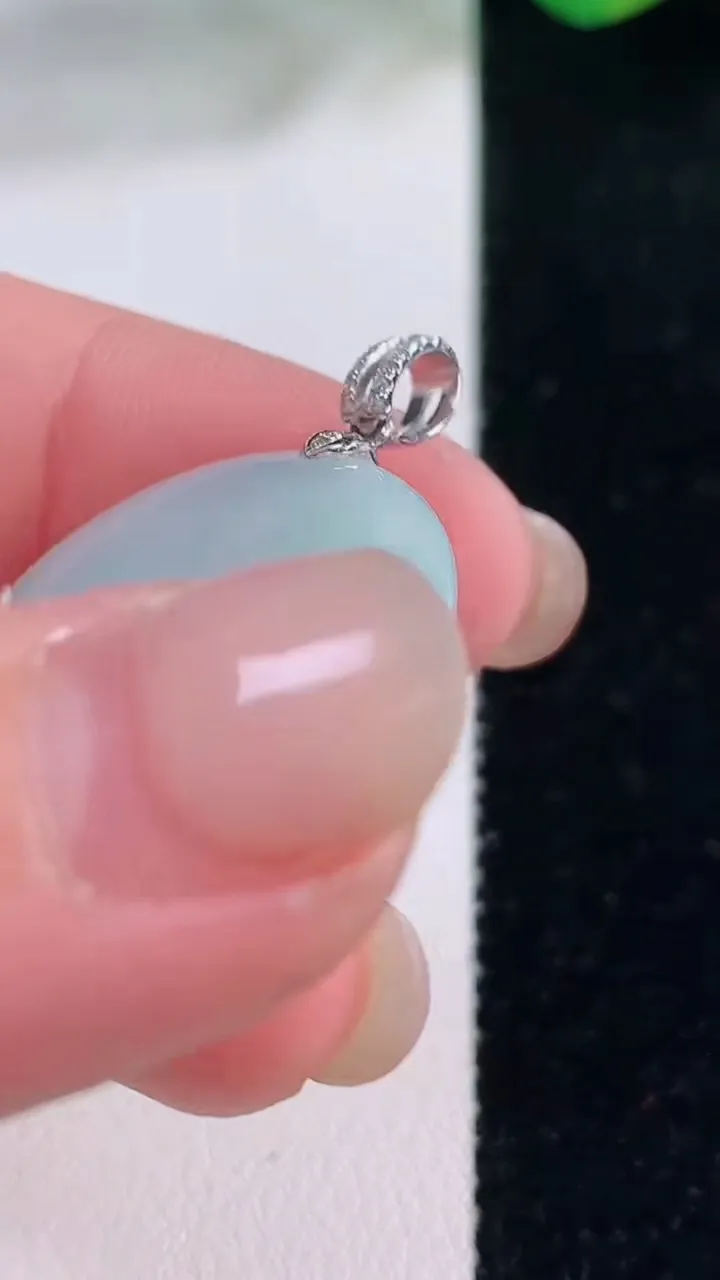 天然A货翡翠平安扣吊坠，尺寸25-5.9，重量:8.71g
12月2日