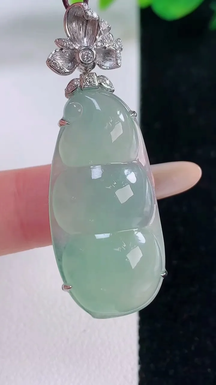 天然A货翡翠福豆吊坠，尺寸46.8-33.6-16.2-9.3，重量:9.12g
12月2日