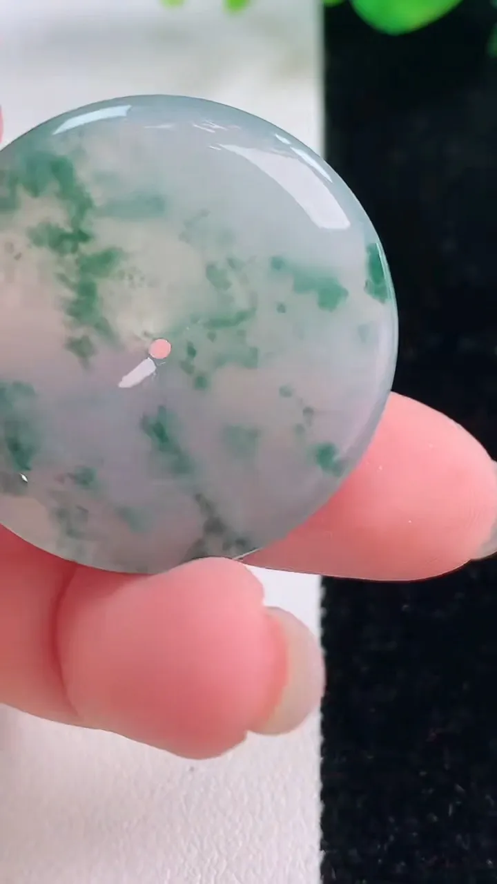 天然A货翡翠种飘花平安扣吊坠，尺寸32.4-4.7，重量:11.02g
12月2日