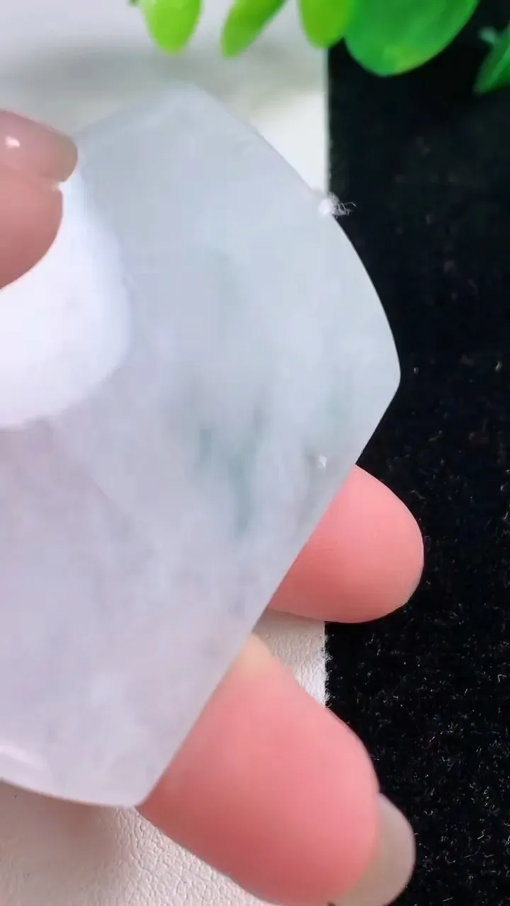 天然A货翡翠冰种飘花观音菩萨吊坠，尺寸64-43-4.4，重量:29.53g
12月2日