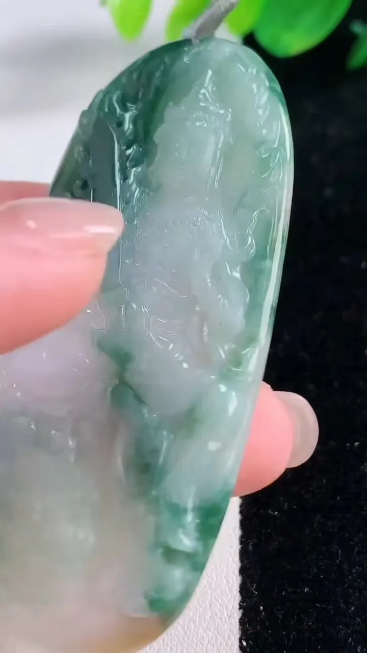 天然A货翡翠冰种飘花文殊菩萨吊坠，尺寸68.8-32.3-4.8，重量:25.39g
12月2日