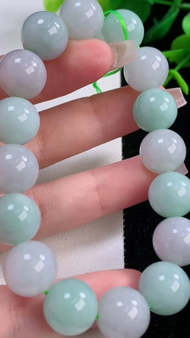 天然A货翡翠圆珠手串，尺寸12.5-16颗，重量:56.83g12月2日
工厂直销收藏佳品,种好水足，色泽均匀，有种有色，上手高大气！