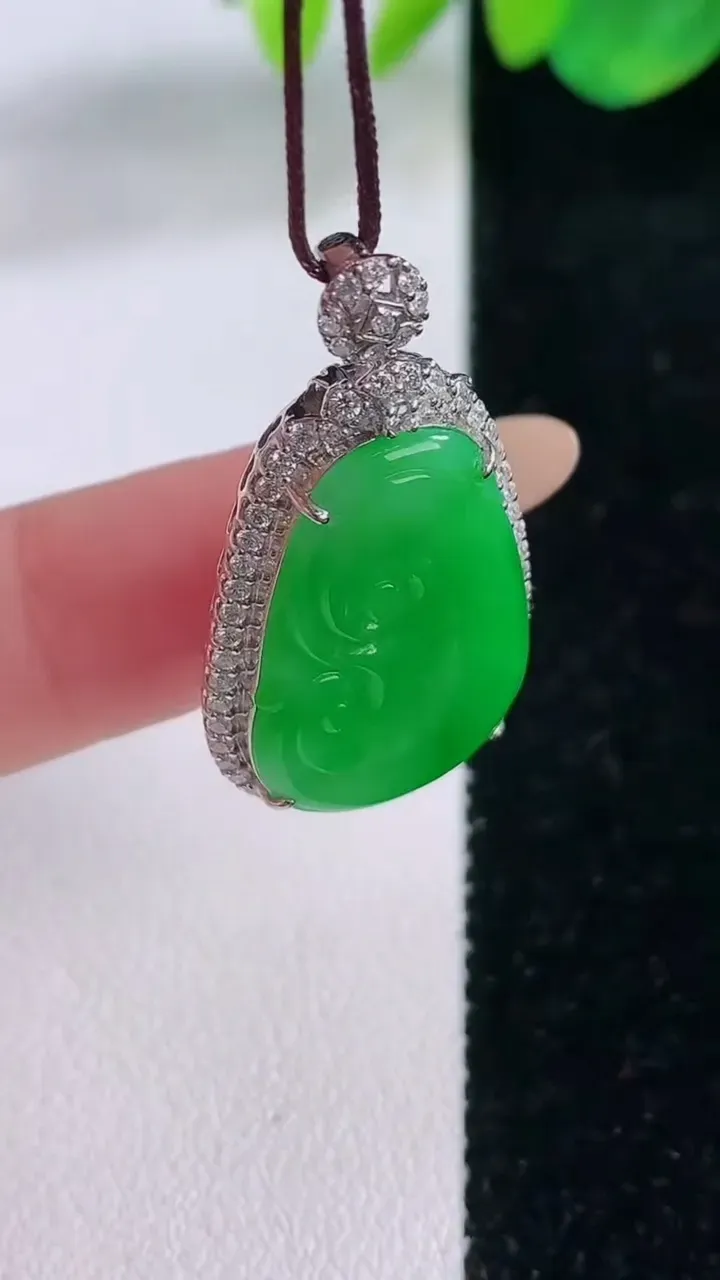 天然A货翡翠如意吊坠，尺寸32.6-17.8-7.9，裸石22-14.7重量:6.33g
12月2日