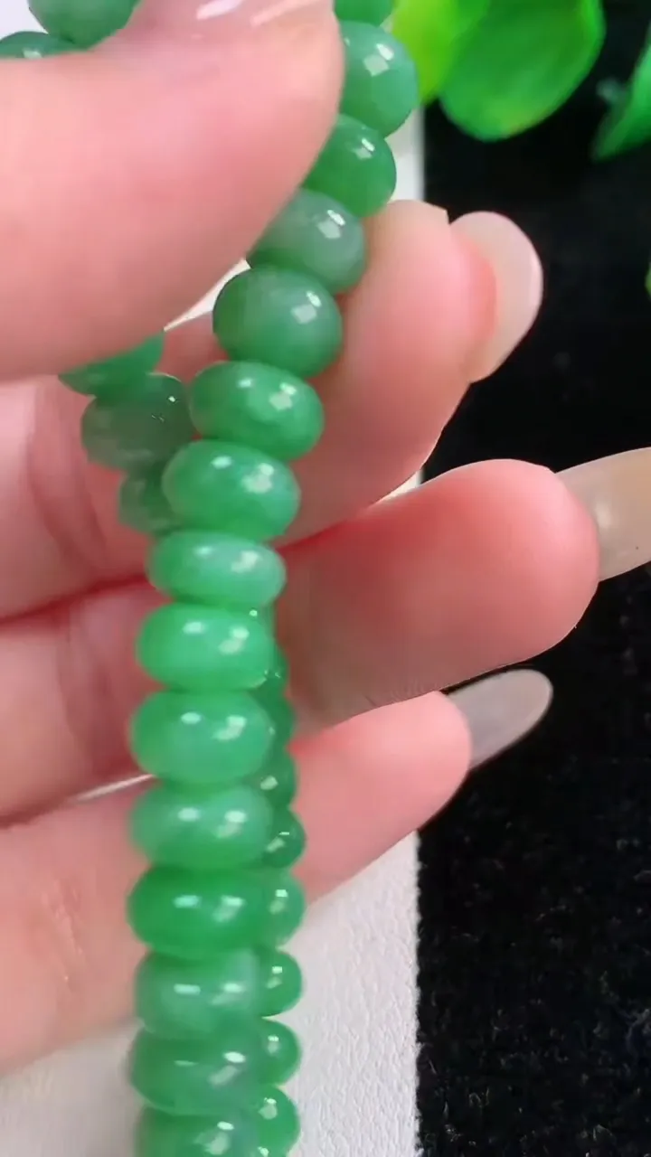 天然A货翡翠算盘珠手串，尺寸7-4.2-38颗，重量:18.19g12月2日
工厂直销收藏佳品,种好水足，色泽均匀，有种有色，上手高大气！