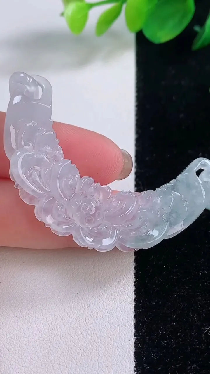 天然A货翡翠冰种飘花和和美美 荷花手牌，尺寸52.4-13.4-4.9，重量:11.87g
12月2日