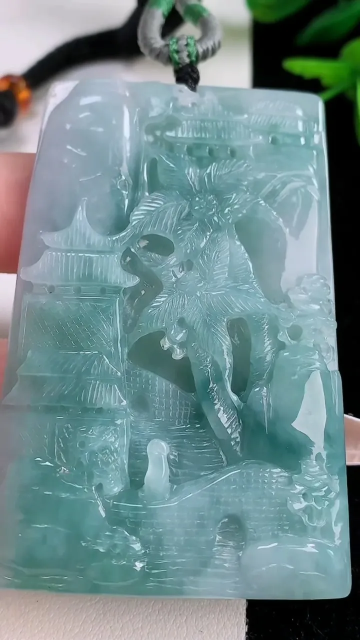 天然A货翡翠牌吊坠，尺寸68.8-46-7.8，重:59.47g
12月2日