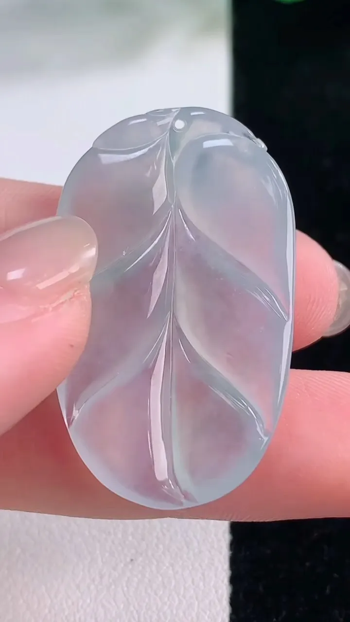 天然A货翡翠冰种飘花金枝玉叶 叶子吊坠，尺寸36.7-22.2-4.6，重量:7.34g
12月2日