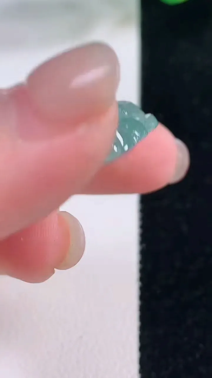 天然A货翡翠佛公吊坠，尺寸28-30.2-6.5，重量:8.57g
12月2日