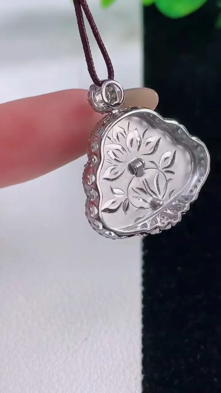 天然A货翡翠佛公吊坠，尺寸24.8-23-7.5，裸石15.6-20.6重量:4.97g
12月2日