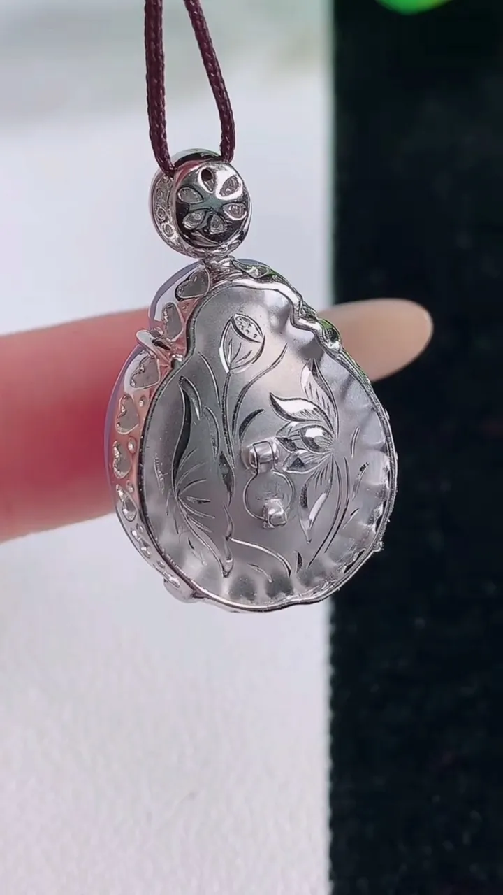 天然A货翡翠18K金紫罗兰寿桃吊坠，尺寸22-16.6-11.7，重量:7.40g
12月2日