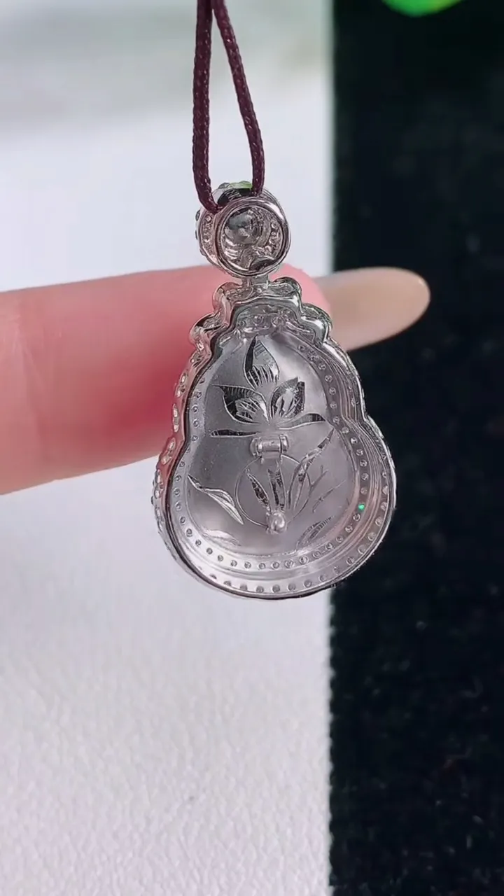 天然A货翡翠18K金紫罗兰葫芦吊坠，尺寸27-15.6-9.1，裸石15.4-11.7重量:4.28g
12月2日