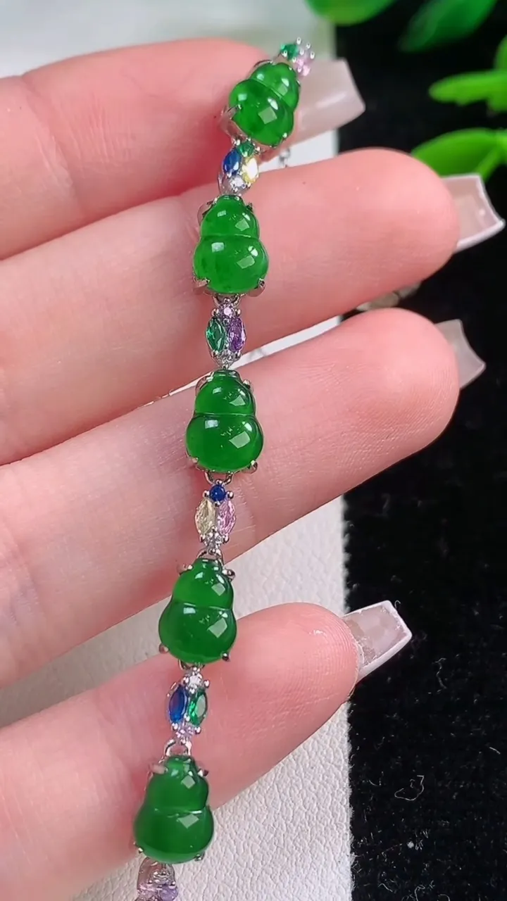 天然A货翡翠葫芦手链，尺寸7.9-5.3，重量:3.88g
12月2日