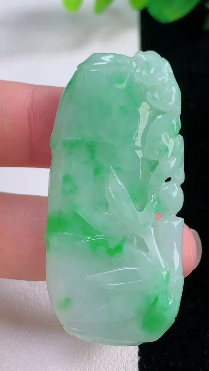天然A货翡翠节节高升 竹节吊坠，尺寸51.3-23.5-6.4，重量:18.04g
12月2日
