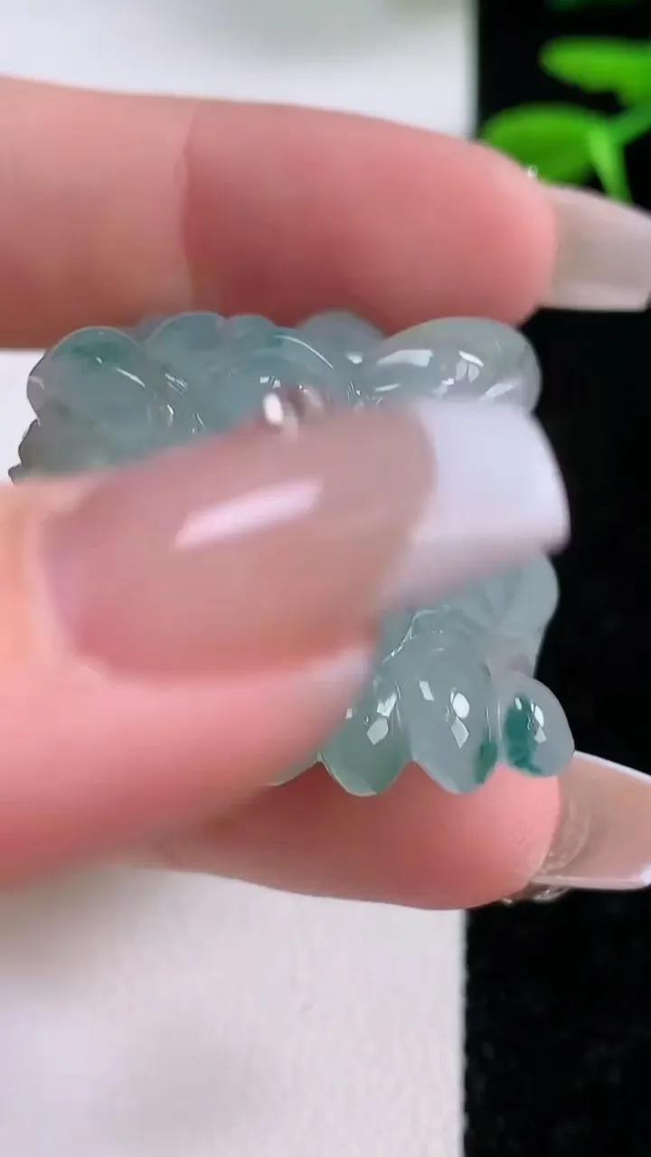 天然A货翡翠种飘花貔貅吊坠，尺寸50-26-23.4，重:63.40g
12月2日