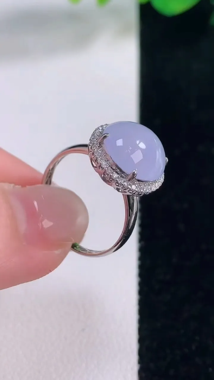 天然A货翡翠18K金紫罗兰蛋面戒指，尺寸17.4-11-8.5，重量:2.94g2025年12月2日
工厂直销收藏佳品,种好水足，色泽均匀，有种有色，上手高大气！