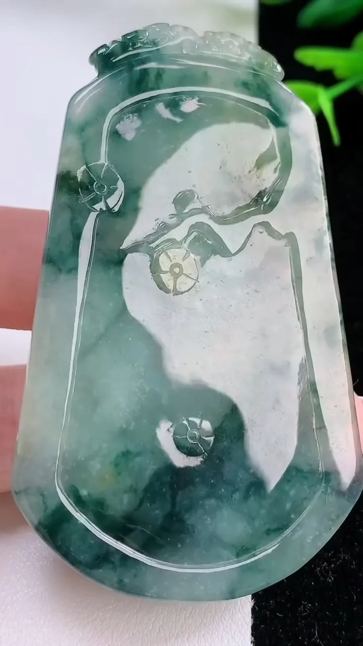 天然A货翡翠牌吊坠，尺寸70-43-10，重:44.79g
12月2日