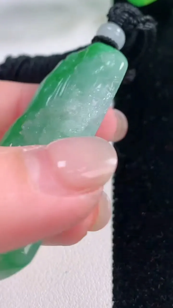 天然A货翡翠山水牌吊坠，尺寸56-28.2-5.7，重量:23.04g
12月2日