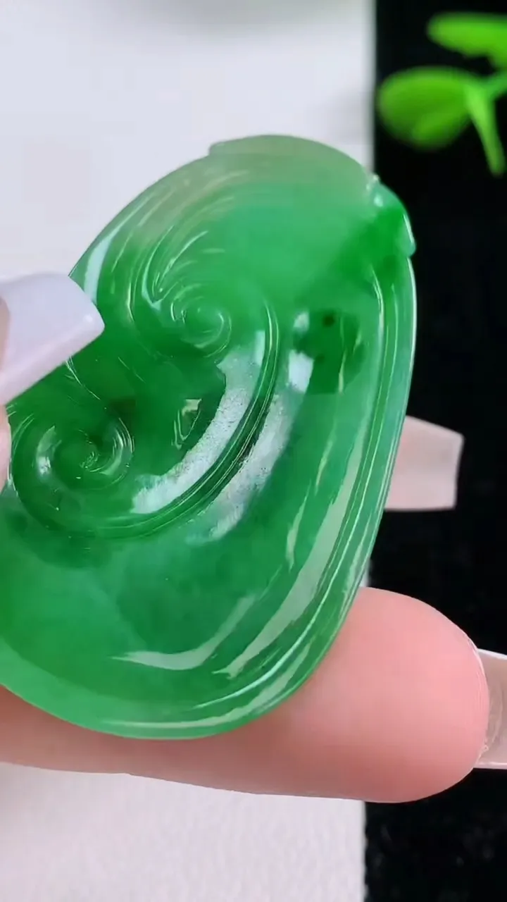 天然A货翡翠如意吊坠，尺寸44.5-27.8-3，重:7.54g
12月2日