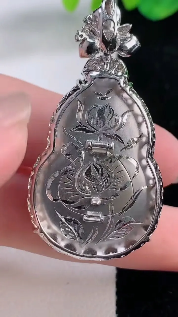 天然A货翡翠葫芦吊坠，尺寸473-34.8-24.8-11.7，重量:21.46g
12月2日