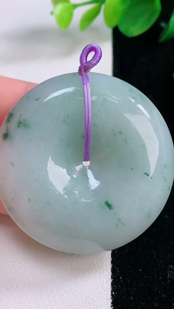 天然A货翡翠冰种飘花平安扣吊坠，尺寸46.8-12.2，重量:58.78g
12月2日