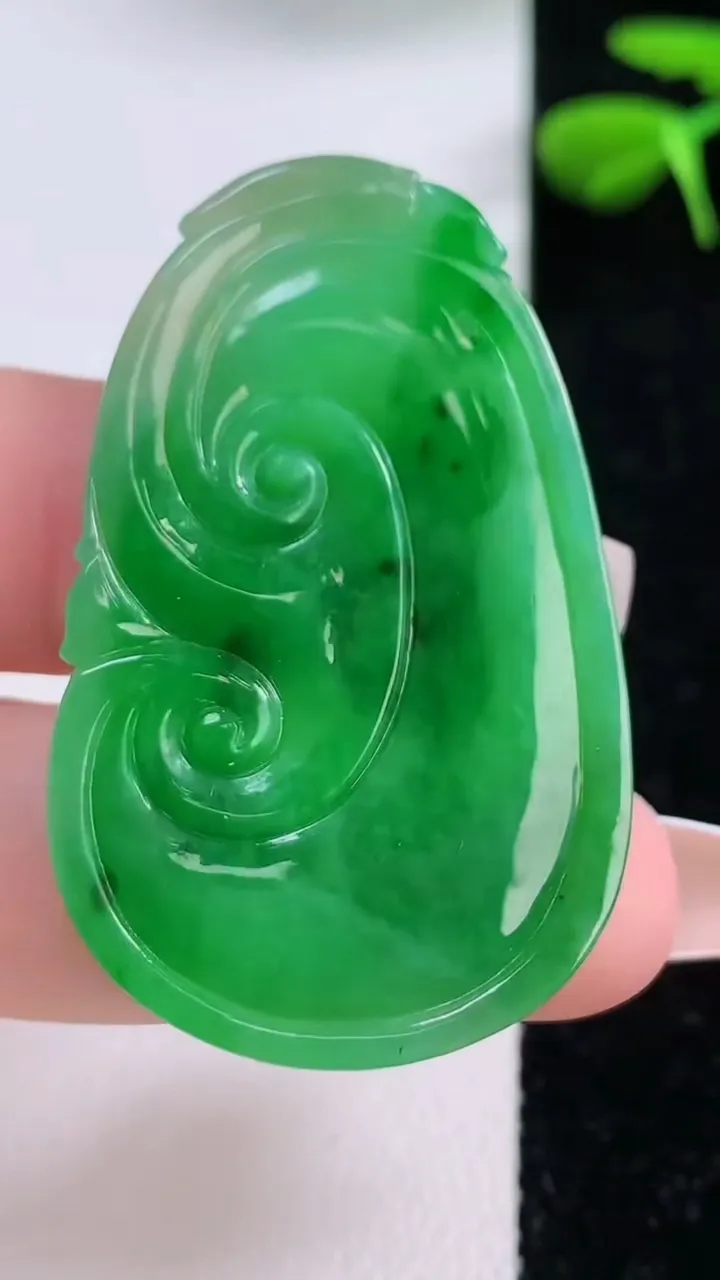 天然A货翡翠如意吊坠，尺寸44.5-27.8-3，重:7.54g
12月2日