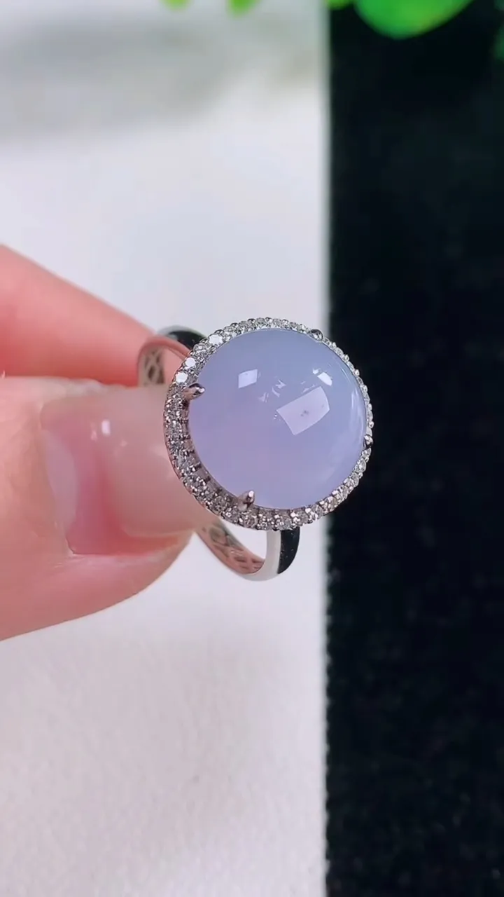 天然A货翡翠18K金紫罗兰蛋面戒指，尺寸17.4-11-8.5，重量:2.94g2025年12月2日
工厂直销收藏佳品,种好水足，色泽均匀，有种有色，上手高大气！