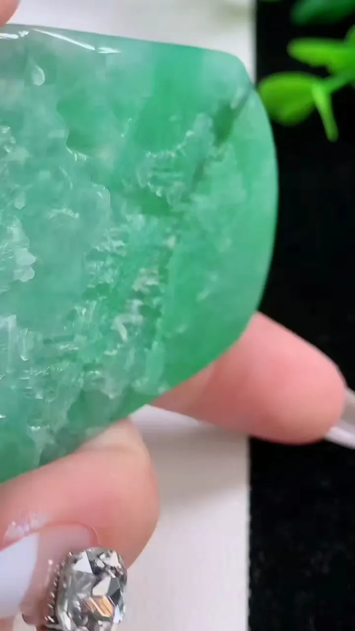 天然A货翡翠山水牌吊坠，尺寸55-46-12，重:54.33g
12月2日