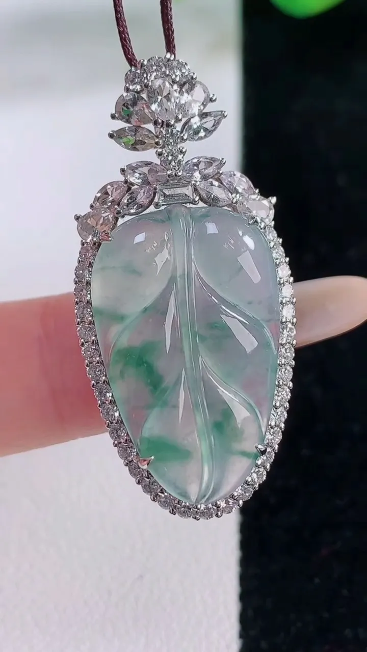 天然A货翡翠种飘花金枝玉叶 叶子吊坠，尺寸38.4-18.6-7.8，裸石24.3-15.3重量:6.08g
12月2日