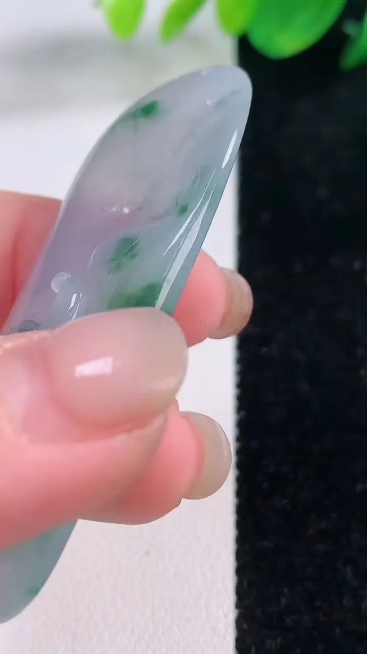 天然A货翡翠冰种飘花悟道吊坠，尺寸61-22.7-9.4，重量:21.90g
12月2日