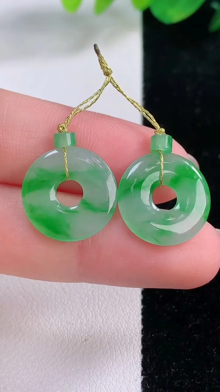 天然A货翡翠平安环吊坠一对，尺寸15.8-2，重量:5.28g
12月2日