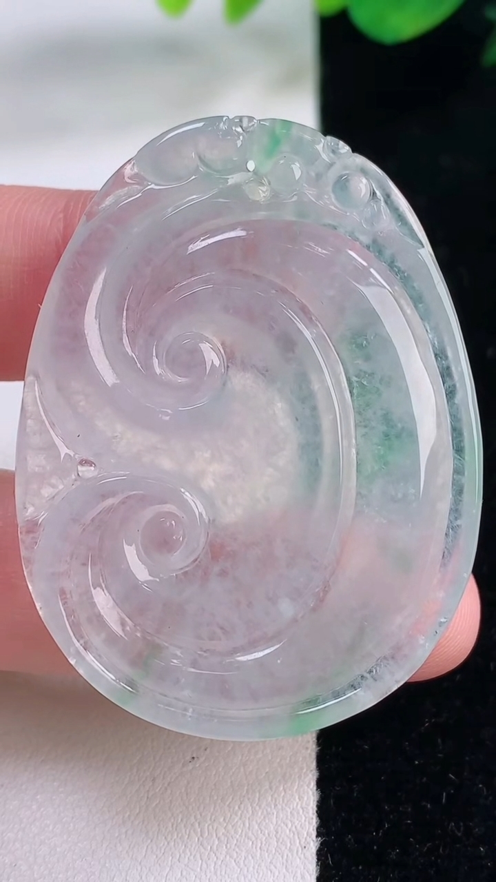 天然A货翡翠如意吊坠，尺寸47.3-35.8-4，重量:14.71g
12月2日