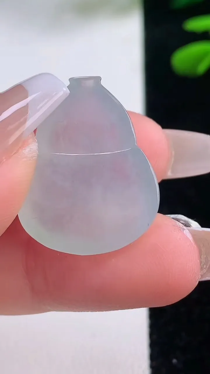 天然A货翡翠葫芦镶嵌件，尺寸24.2-19.6-5.8，重量:5.06g
12月2日