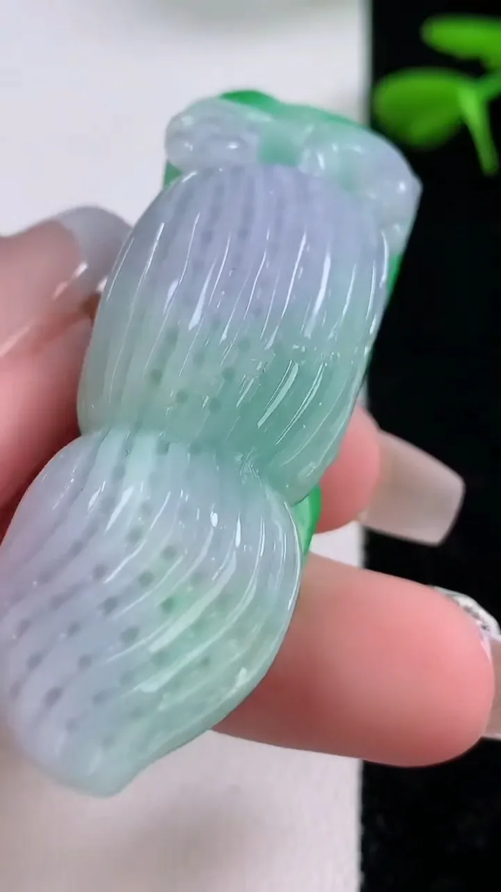 天然A货翡翠花生吊坠，尺寸58-18.6-7，重:35.58g
12月2日