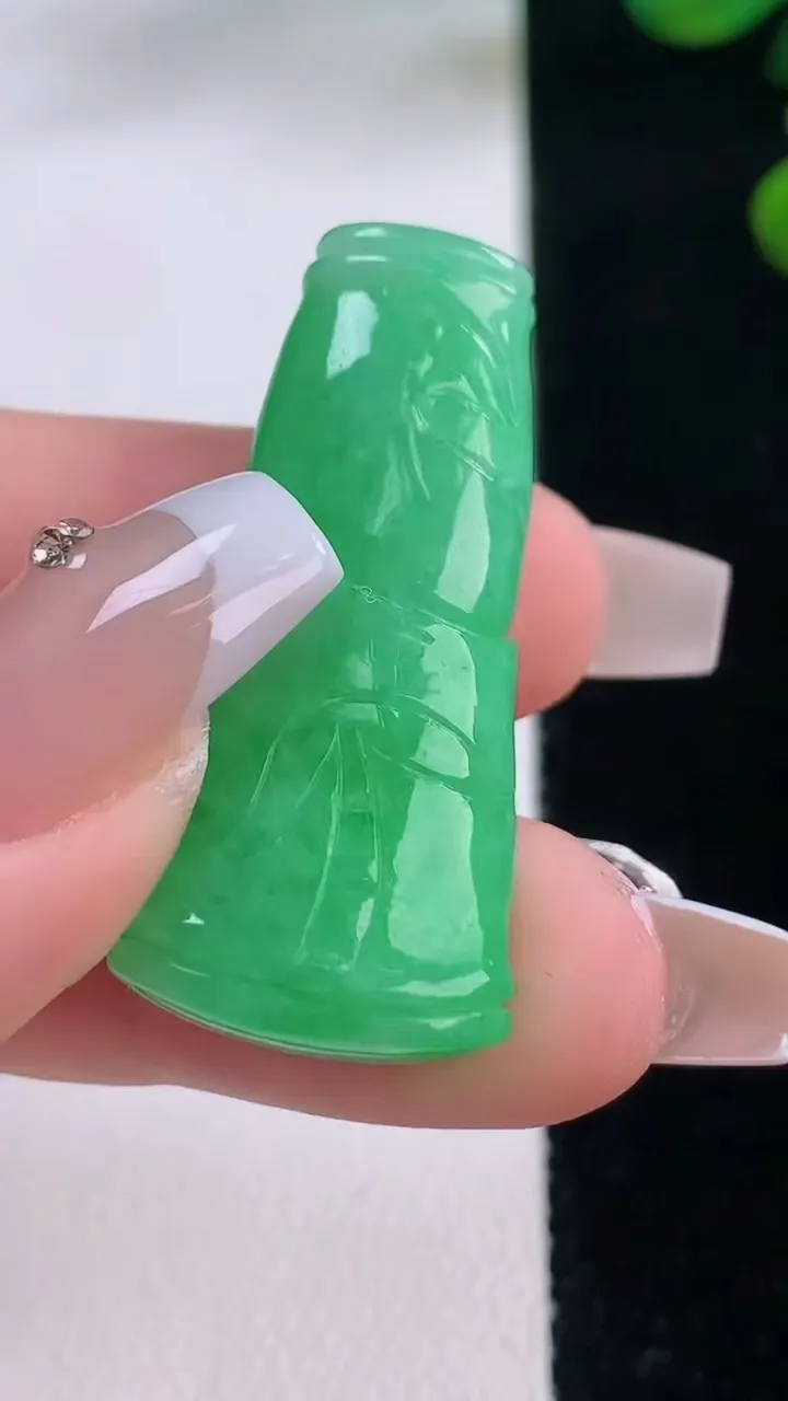 天然A货翡翠节节高升 竹节吊坠，尺寸36.6-17-7.9，重量:9.71g
12月2日