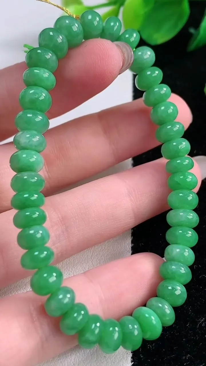 天然A货翡翠算盘珠手串，尺寸7-4.2-38颗，重量:18.19g12月2日
工厂直销收藏佳品,种好水足，色泽均匀，有种有色，上手高大气！