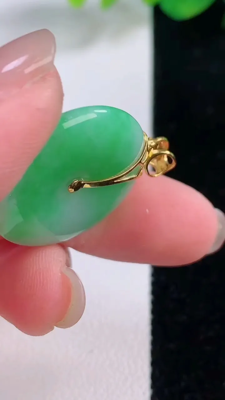 天然A货翡翠平安扣吊坠，尺寸23.8-5.2，重量:6.81g
12月2日