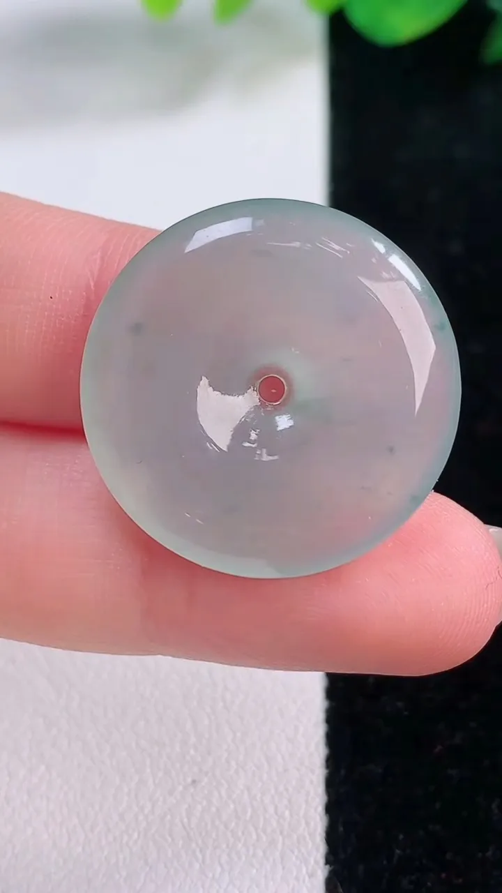 天然A货翡翠冰种飘花平安扣吊坠，尺寸25-4.6，重量:6.42g
12月2日