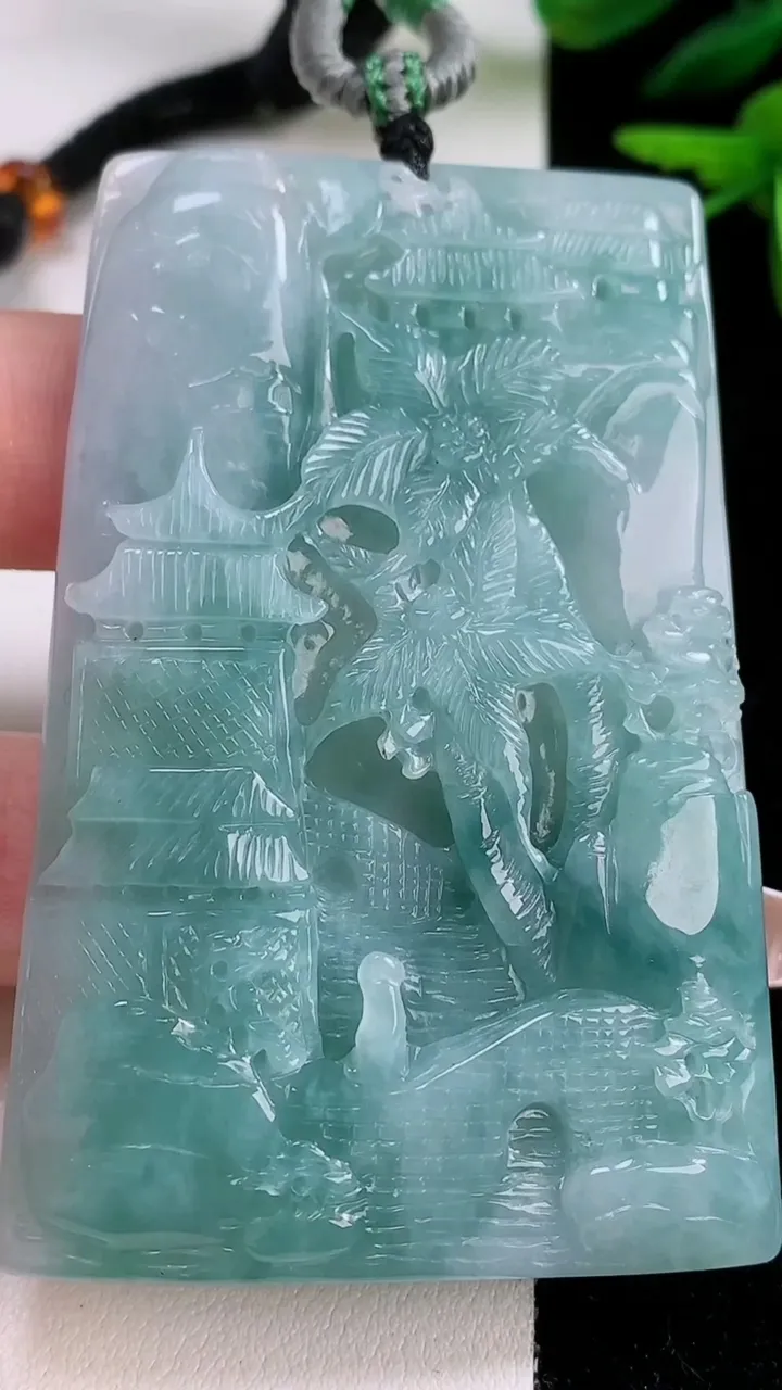 天然A货翡翠牌吊坠，尺寸68.8-46-7.8，重:59.47g
12月2日