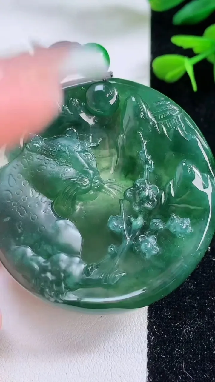 天然A货翡翠豹子吊坠，尺寸53.5-8，重:44.74g
12月2日