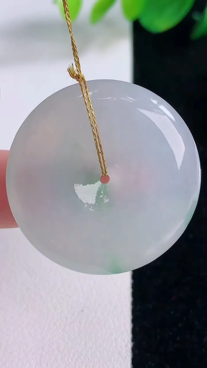 天然A货翡翠平安扣吊坠，尺寸32-6，重量:13.14g
12月2日