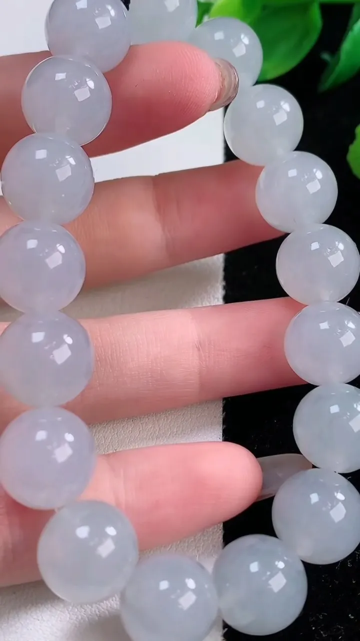 天然A货翡翠种白冰圆珠手串，尺寸12-17颗，重量:53.57g12月2日
工厂直销收藏佳品,种好水足，色泽均匀，有种有色，上手高大气！