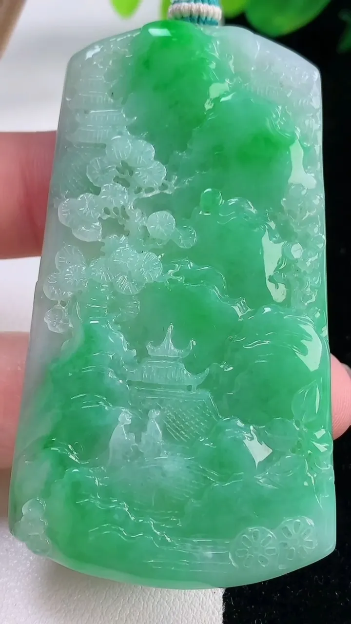 天然A货翡翠山水牌吊坠，尺寸65.2-36-5，重量:33.92g
12月2日