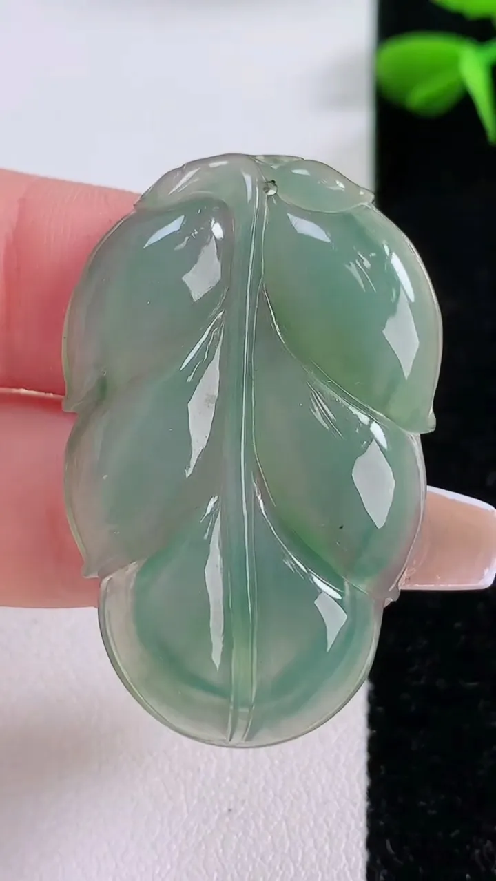 天然A货翡翠金枝玉叶 叶子吊坠，尺寸39.7-25.6-4.6，重:7.96g
12月2日