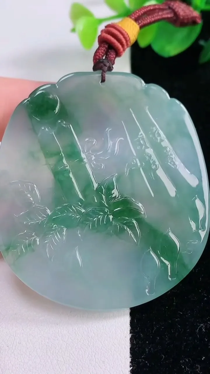 天然A货翡翠种飘花阿弥陀佛吊坠，尺寸56.5-51.6-5.4，重量:36.01g
12月2日