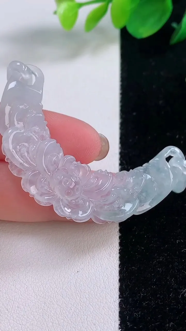 天然A货翡翠冰种飘花和和美美 荷花手牌，尺寸52.4-13.4-4.9，重量:11.87g
12月2日